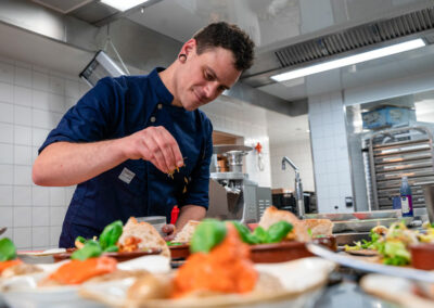 Mitarbeiter der Bodega Madrid Dresden Altstadt richtet Tapas und spanisches Essen an