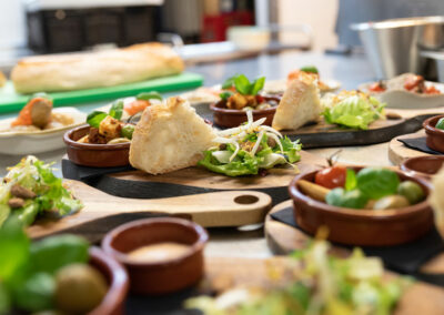 Tapas und Brot auf Brettchen angerichtet im Tapas Barcelona, der Tapasbar in Dresden